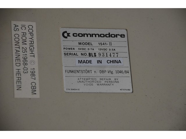 Commodore 64 sfx, commodore cassettespeler, commodore 1541-ii floppy disk drive, 2 controllers, spel pitfall voor commodore, 4 lege doosjes - afbeelding 7 van  8