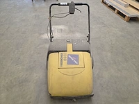 Compacte, achterloop- of handgeleide veegmachine kärcher