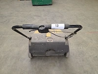 Compacte, achterloop- of handgeleide veegmachine kärcher - afbeelding 2 van  3