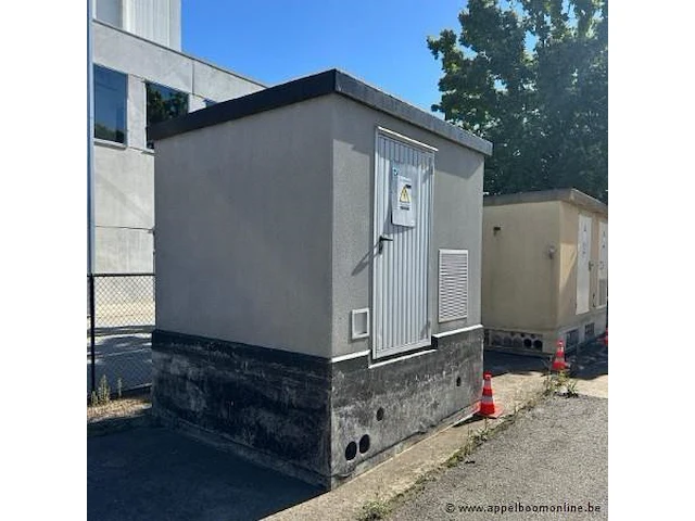 Compacte hoogspanningscabine met kyte powertech transformator (bouwjaar 2021, serienummer 1112105200) en schneider electric schakelinstallatie. voorzien van externe aansluitingen. - afbeelding 1 van  10