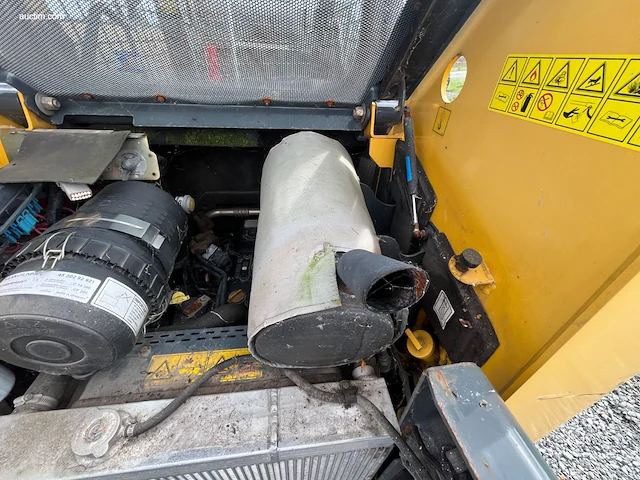 Compacte schranklader (skid steer) gehl 5240 - afbeelding 18 van  39