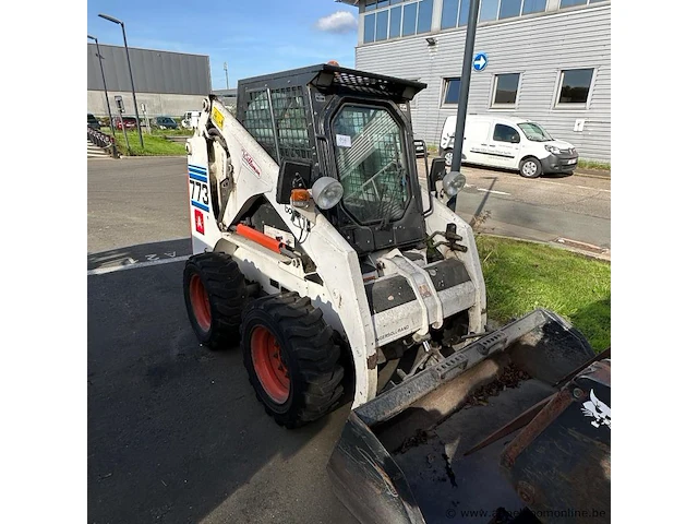 Compactlader met bak, veegmachine en vorken, bobcat 773, bouwjaar 1999, serienummer 509617404, 33 kw, 2.700 kg, wielaandrijving - afbeelding 1 van  8