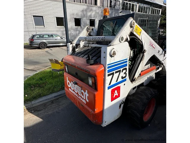 Compactlader met bak, veegmachine en vorken, bobcat 773, bouwjaar 1999, serienummer 509617404, 33 kw, 2.700 kg, wielaandrijving - afbeelding 2 van  8