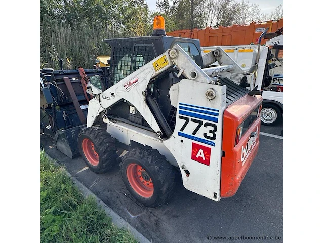 Compactlader met bak, veegmachine en vorken, bobcat 773, bouwjaar 1999, serienummer 509617404, 33 kw, 2.700 kg, wielaandrijving - afbeelding 4 van  8