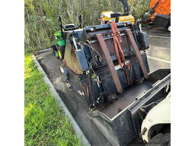 Compactlader met bak, veegmachine en vorken, bobcat 773, bouwjaar 1999, serienummer 509617404, 33 kw, 2.700 kg, wielaandrijving - afbeelding 5 van  8
