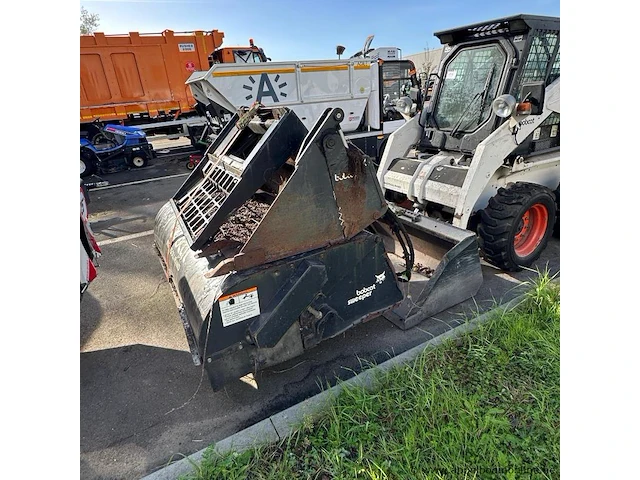 Compactlader met bak, veegmachine en vorken, bobcat 773, bouwjaar 1999, serienummer 509617404, 33 kw, 2.700 kg, wielaandrijving - afbeelding 6 van  8