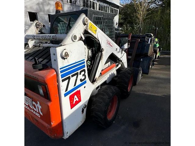 Compactlader met bak, veegmachine en vorken, bobcat 773, bouwjaar 1999, serienummer 509617404, 33 kw, 2.700 kg, wielaandrijving - afbeelding 8 van  8