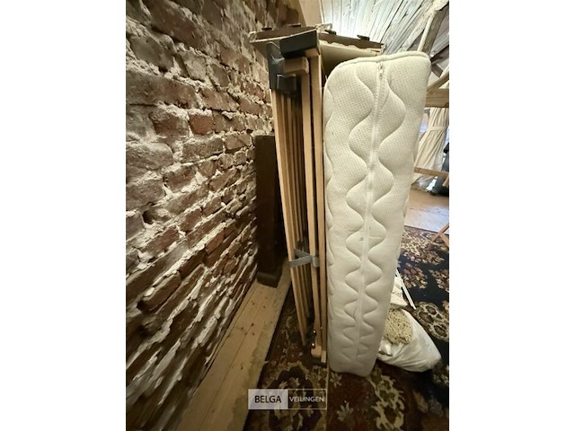 Compleet gedemonteerd bed - afbeelding 1 van  2