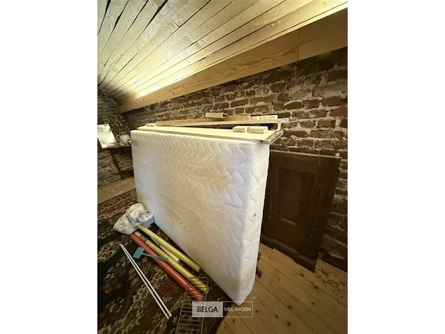 Compleet gedemonteerd bed - afbeelding 2 van  2