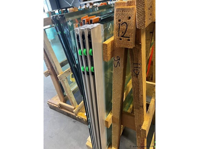 Compleet glazen schuifdeursysteem 3 deurs, veiligheidsglas 10 mm, 2400 mm breed, 3 stuks deuren 820 mm 2350 mm hoog, mat zwart ral 9005 - afbeelding 2 van  13