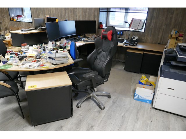 Compleet ingerichte bureau - afbeelding 1 van  7