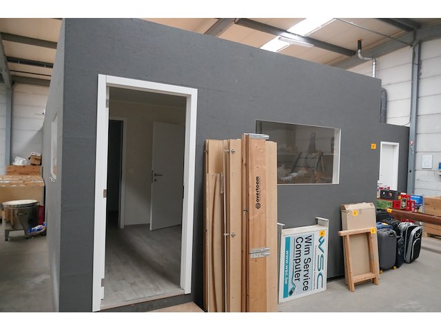 Compleet ingerichte bureel met verschillende ruimtes mét ventilatie-verwarming - afbeelding 1 van  15