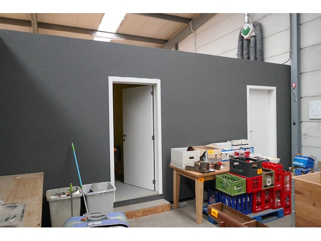 Compleet ingerichte bureel met verschillende ruimtes mét ventilatie-verwarming - afbeelding 9 van  15