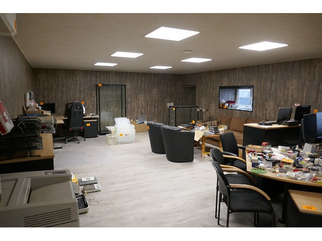 Compleet ingerichte bureel met verschillende ruimtes mét ventilatie-verwarming - afbeelding 15 van  15