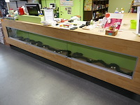 Compleet ingerichte houten toonbank - afbeelding 2 van  9