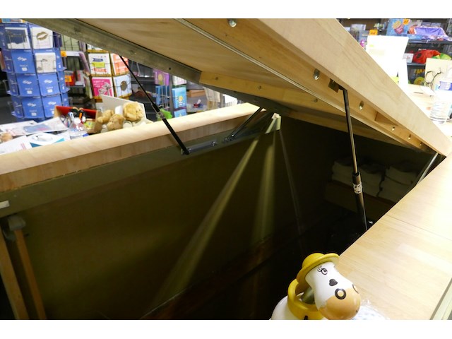 Compleet ingerichte houten toonbank - afbeelding 7 van  9