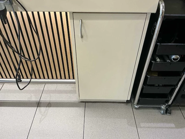 Compleet kapperswerkstation met 4 kappersstoelen, spiegels en haardrogerhouders - afbeelding 3 van  6