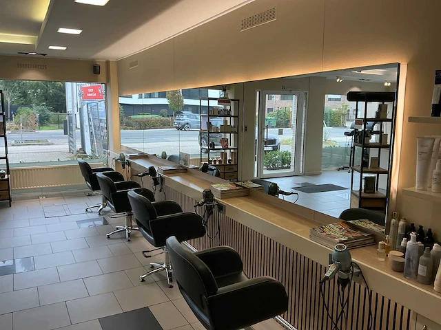 Compleet kapperswerkstation met 4 kappersstoelen, spiegels en haardrogerhouders - afbeelding 2 van  6