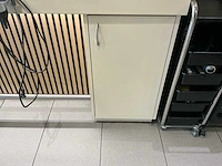 Compleet kapperswerkstation met 4 kappersstoelen, spiegels en haardrogerhouders - afbeelding 3 van  6