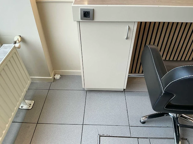 Compleet kapperswerkstation met 4 kappersstoelen, spiegels en haardrogerhouders - afbeelding 4 van  6