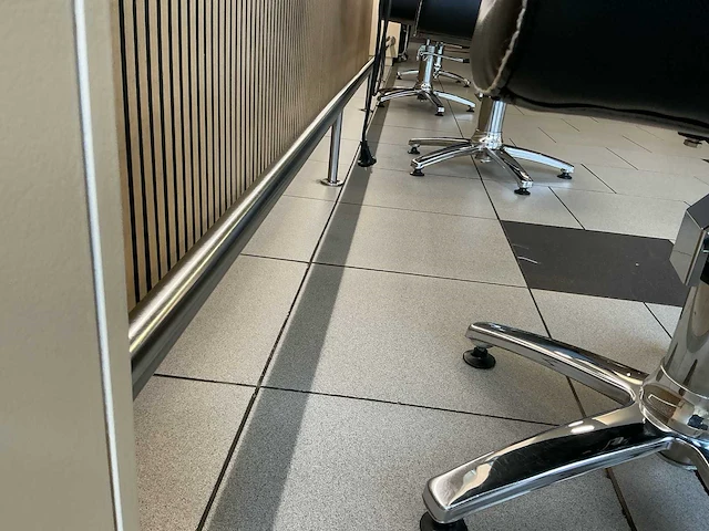 Compleet kapperswerkstation met 4 kappersstoelen, spiegels en haardrogerhouders - afbeelding 5 van  6