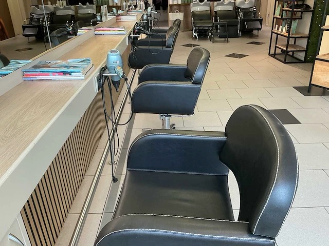 Compleet kapperswerkstation met 4 kappersstoelen, spiegels en haardrogerhouders - afbeelding 6 van  6