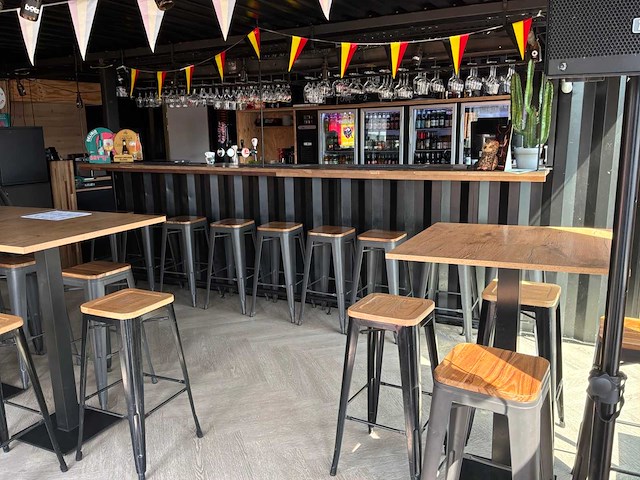 Complete bar en sanitair ruimten in 7x 40 voet zeecontainer constructie - afbeelding 2 van  34