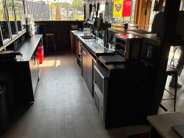 Complete bar en sanitair ruimten in 7x 40 voet zeecontainer constructie - afbeelding 5 van  34
