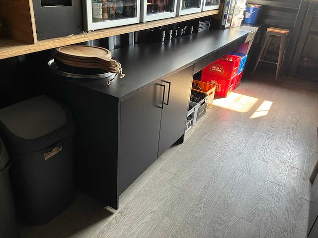 Complete bar en sanitair ruimten in 7x 40 voet zeecontainer constructie - afbeelding 8 van  34