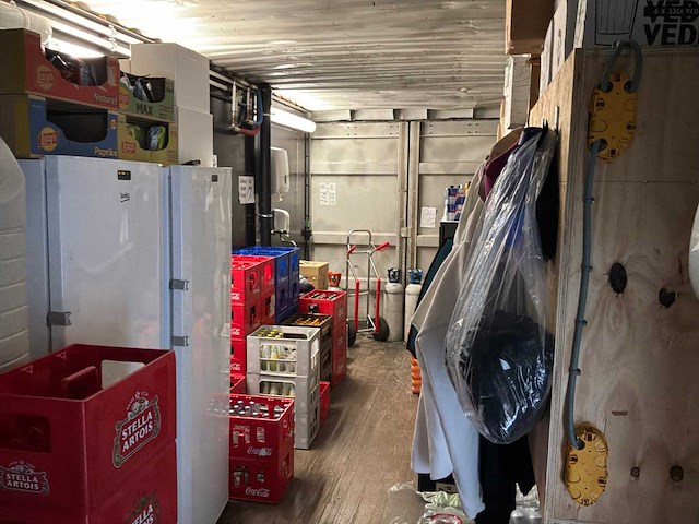 Complete bar en sanitair ruimten in 7x 40 voet zeecontainer constructie - afbeelding 9 van  34