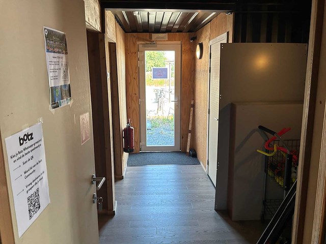 Complete bar en sanitair ruimten in 7x 40 voet zeecontainer constructie - afbeelding 15 van  34