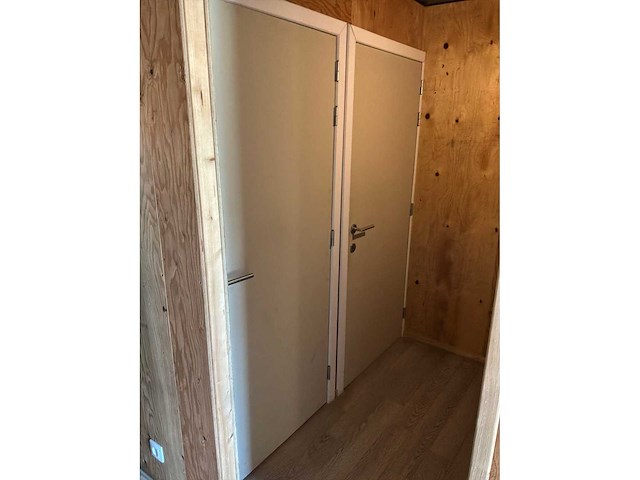 Complete bar en sanitair ruimten in 7x 40 voet zeecontainer constructie - afbeelding 18 van  34