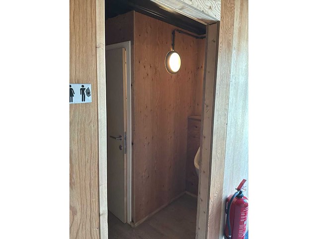 Complete bar en sanitair ruimten in 7x 40 voet zeecontainer constructie - afbeelding 19 van  34