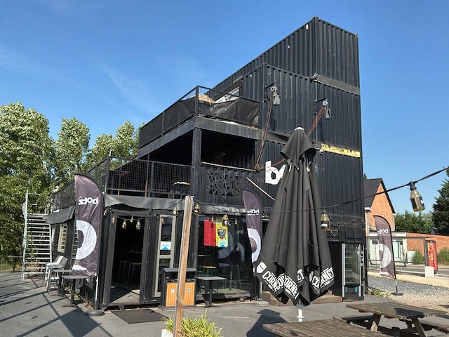Complete bar en sanitair ruimten in 7x 40 voet zeecontainer constructie - afbeelding 23 van  34