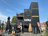Complete bar en sanitair ruimten in 7x 40 voet zeecontainer constructie - afbeelding 29 van  34