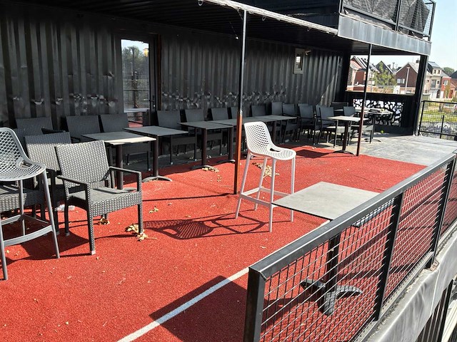 Complete bar en sanitair ruimten in 7x 40 voet zeecontainer constructie - afbeelding 33 van  34