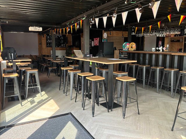 Complete bar en sanitair ruimten in 7x 40 voet zeecontainer constructie - afbeelding 2 van  12