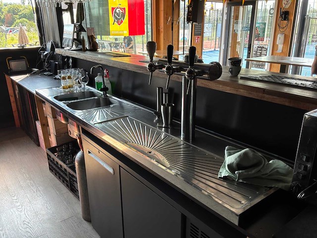 Complete bar en sanitair ruimten in 7x 40 voet zeecontainer constructie - afbeelding 3 van  12