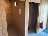 Complete bar en sanitair ruimten in 7x 40 voet zeecontainer constructie - afbeelding 8 van  12