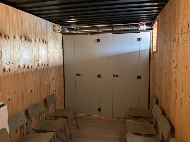 Complete bar en sanitair ruimten in 7x 40 voet zeecontainer constructie - afbeelding 10 van  12