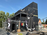 Complete bar en sanitair ruimten in 7x 40 voet zeecontainer constructie - afbeelding 9 van  12
