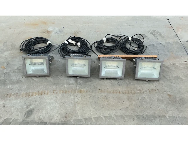Complete set werfverlichting / terreinverlichting – 4 lampen en 2 masten - afbeelding 1 van  4