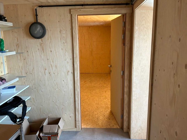 Complete woon en slaap ruimten in 3x 40 voet zeecontainer constructie - afbeelding 6 van  19