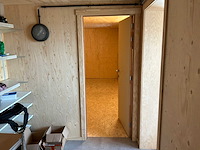 Complete woon en slaap ruimten in 3x 40 voet zeecontainer constructie - afbeelding 6 van  19