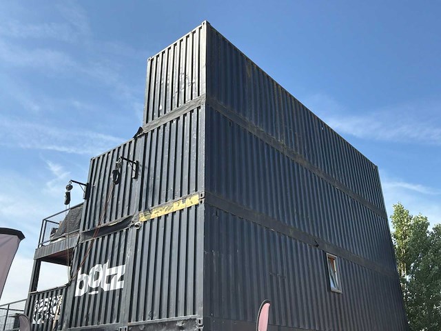 Complete woon en slaap ruimten in 3x 40 voet zeecontainer constructie - afbeelding 13 van  19