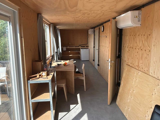 Complete woon en slaap ruimten in 3x 40 voet zeecontainer constructie - afbeelding 18 van  19