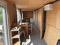 Complete woon en slaap ruimten in 3x 40 voet zeecontainer constructie - afbeelding 18 van  19