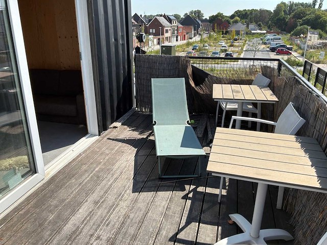 Complete woon en slaap ruimten in 3x 40 voet zeecontainer constructie - afbeelding 3 van  10
