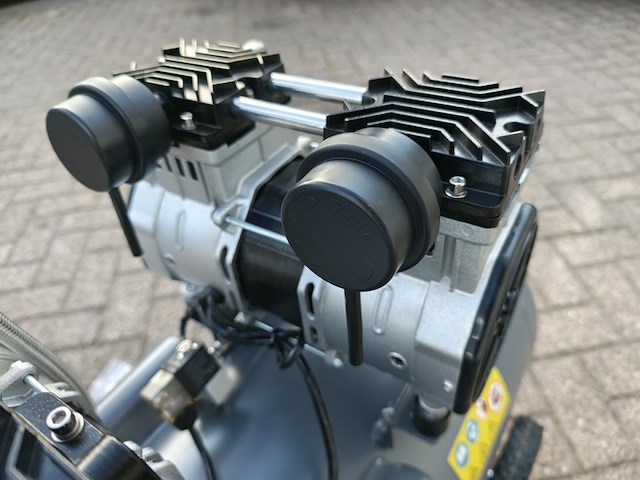 Compressor 100 liter olievrij - afbeelding 3 van  15