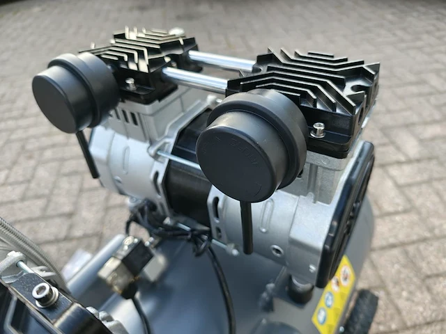 Compressor 100 liter olievrij - afbeelding 3 van  15